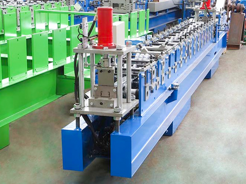 Machine de formage de rouleaux de profils de palettes