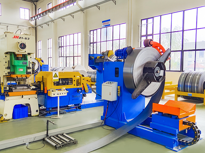 Dérouleurs hydrauliques de bobines d'acier