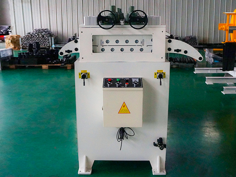 Machines de nivellement de bobines d'acier