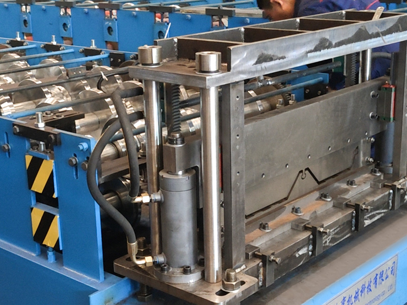 YX25-820 Machine de formage de rouleaux de tuiles PV facile à installer
