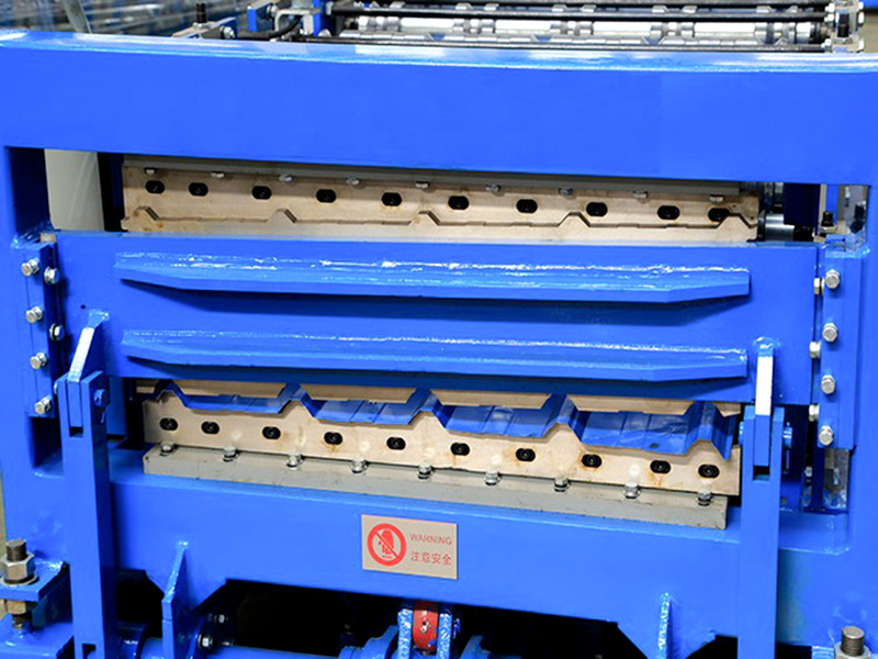 Machine de formage de rouleaux de tôle de toiture double couche de type 845-900