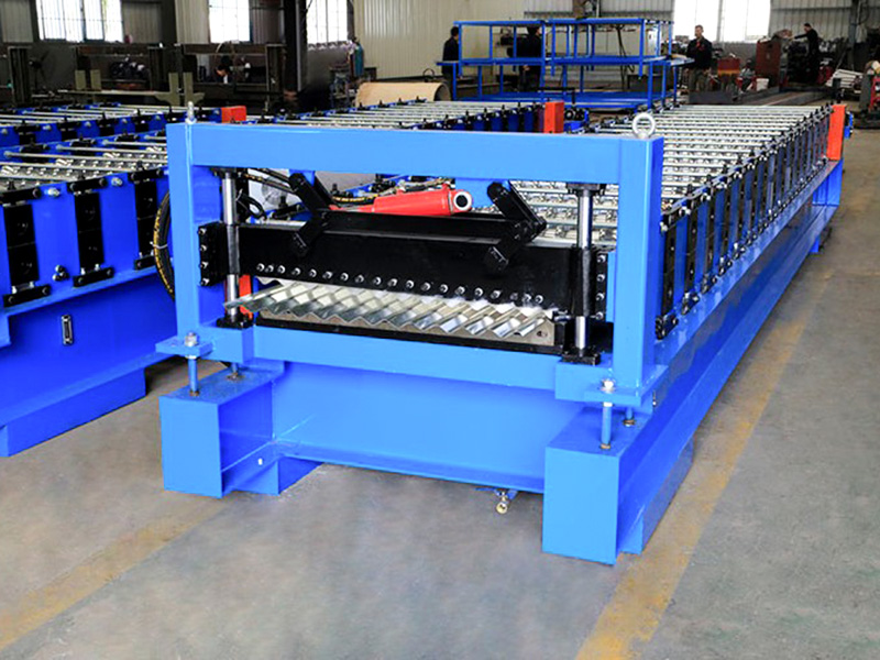 Machine de formage de rouleaux de tôle ondulée de type 825