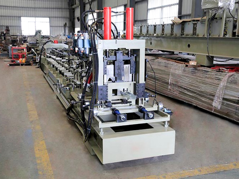 Machine de formage de rouleaux de pannes de type CU60-200